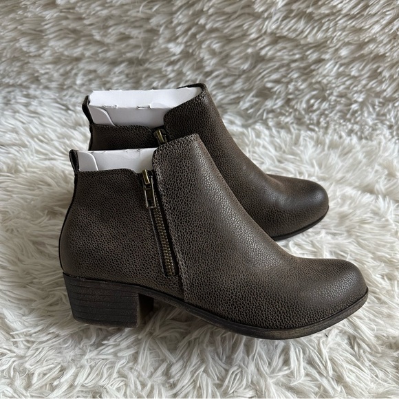 Cushionaire Shoes - Cushionaire Dual Zipper Dolly Bootie Brown New In Box Size 8